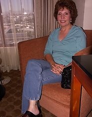 Mature Amy loves to munch on cock